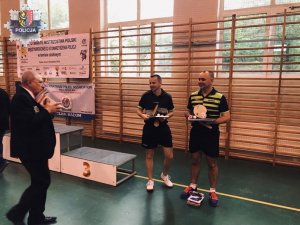 zwycięzcy policjanci w Otwartych Mistrzostwach Polski Policji IPA w tenisie stołowym stoją z medalami i upominkami