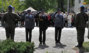 Policjanci pod pomnikiem Jana Kilińskiego.