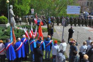 Uczestnicy uroczystości na placu przed pomnikiem Jana Kilińskiego.