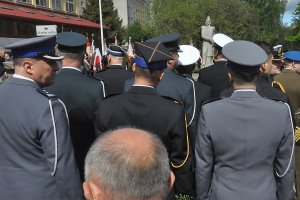 Policjanci przed pomnikiem Jana Kilińskiego.