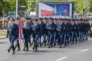 kompania reprezentacyjna Policji w nowym umundurowaniu podczas defilady