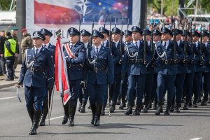 kompania reprezentacyjna Policji w nowym umundurowaniu podczas defilady