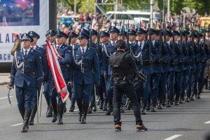 kompania reprezentacyjna Policji w nowym umundurowaniu podczas defilady