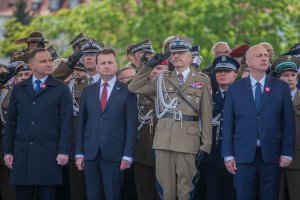 Prezydent RP oraz ministrowie, a także komendanci służb, w tym Komendant Główny Policji oddają hołd podczas defilady