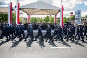 kompania reprezentycja Policji w nowym mundurowaniu podczas defilady