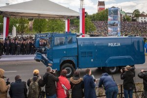 policyjna armatka wodna Tajfun podczas defilady