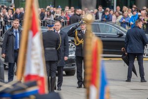 komendant PSP składa meldunek podczas centralnych obchodów święta strażaka