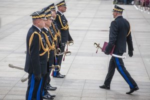 strażacy odbierają nominacje na wyższe stopnie na Pl. Piłsudskiego w Warszawie podczas centralnych obchodów święta strażaka