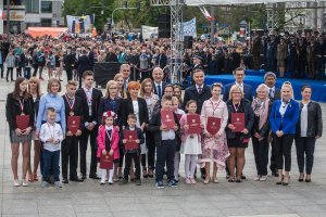 prezydent RP, szef MSWiA gratulują młodym bohaterom - wspólne zdjęcie wszystkich nagrodzonych