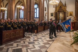 poczet sztandarowy Państwowej Straży Pożarnej podczas uroczystej mszy świętej z okazji dnia strażaka