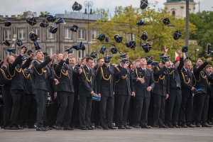 radość z okazji promocji na stopnie oficerskie ponad 400 funkcjonariuszy PSP podczas centralnych obchodów święta strażaka - strażacy rzucają czapki w górę