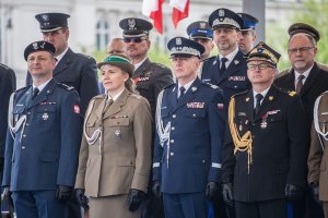 przedstawiciele służb mundurowych oraz Komendant Główny Policji oraz Komendant Stołeczny Policji podczas centralnych obchodów święta strażaka na pl. Piłsudskiego w Warszawie