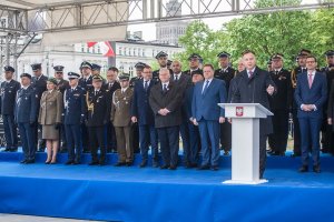 przedstawiciele najwyższych władz państwowych oraz służb mundurowych,  w tym Komendant Główny Policji, Komendant Stołeczny Policji podczas centralnych obchodów święta strażaka na pl. Piłsudskiego w Warszawie