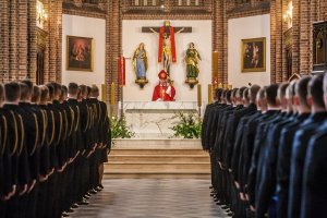 funkcjonariusze Państwowej Straży Pożarnej podczas uroczystej mszy świętej z okazji dnia strażaka