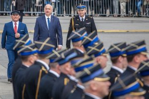 minister SWiA przegląda pododdziały PSP na Pl. Piłsudskiego w Warszawie podczas centralnych obchodów święta strażaka