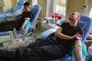 Policjanci na fotelach Regionalnego Centrum Krwiodawstwa i Krwiolecznictwa.