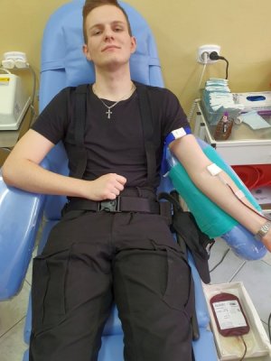 Policjant ze Szkoły Policji w Słupsku oddaje krew.