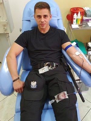 W trakcie oddawania krwi przez policjanta.