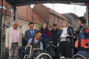 Łukasz w obecności pozostałych uczestników