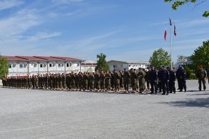Uczestnicy zawodów stoją na uroczystym apelu.