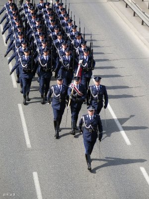 Kompania Reprezentacyjna Policji podczas defilady na Wisłostradzie