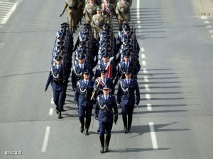 Kompania Reprezentacyjna Policji podczas defilady na Wisłostradzie