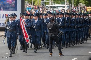 kompania reprezentacyjna Policji w nowym umundurowaniu w trakcie defilady