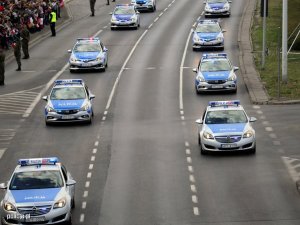 Policyjne radiowozy Opel i Toyota na trasie defilady