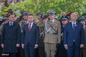 Prezydent RP oraz ministrowie, a także komendanci służb, w tym Komendant Główny Policji oddają hołd podczas defilady