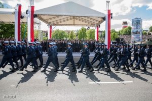 kompania reprezentacyjna Policji w nowym umundurowaniu podczas defilady