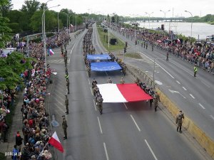 Flagi RP, UE oraz Nato niesione przez żołnierzy