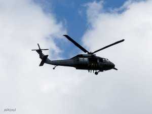 Policyjny Black Hawk na warszawskim niebie