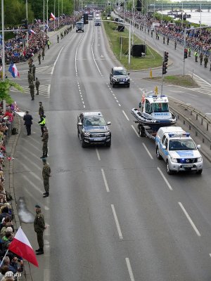 Policyjną łódź transportuje terenowy Nissan