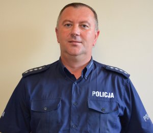 asp. szt. Remigiusz Basiak w mundurze granatowym