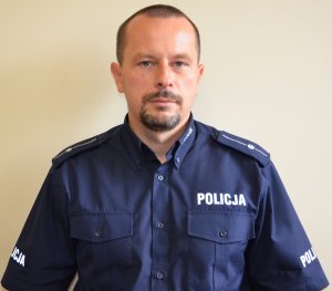 mł. asp. Radosław Zugaj w mundurze granatowym