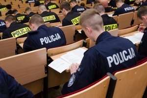 Policjanci w trakcie rozwiązywania testów.