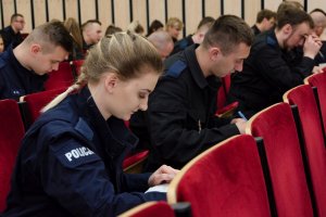 Policjanci rozwiązują test.