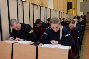 Egzamin końcowy w auli słupskiej Szkoły Policji.