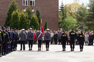 Poczet flagowy i poczet sztandarowy Szkoły Policji.