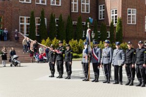 Poczet flagowy i poczet sztandarowy Szkoły Policji.