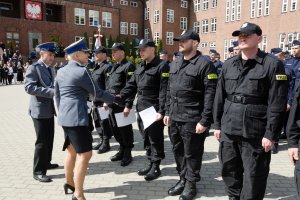 Świadectwa wręcza zastępca Komendanta Szkoły insp. Dorota Przypolska.