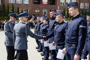 Absolwenci Szkoły Policji w Słupsku odbierają świadectwa.