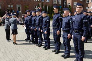 Policjanci w oczekiwaniu na odbiór świadectw.