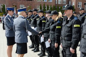 Policjanci odbierają świadectwa ukończenia szkolenia zawodowego podstawowego.