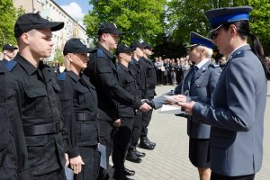 Świadectwa wręcza zastępca Komendanta Szkoły insp. Dorota Przypolska.