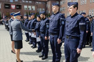 Absolwenci Szkoły Policji w Słupsku odbierają świadectwa.