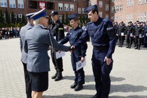 Wręczenie dyplomów zwycięzcom konkursu wiedzowego.