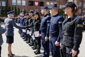 Wręczenie podziękowań policjantom odwiedzającym dzieci w szpitalu.