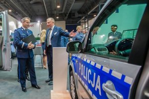 I Zastępca Komendanta Głównego Policji ogląda radiowóz