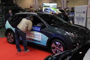 zwiedzający targi oglądają radiowóz z napędem elektrycznym